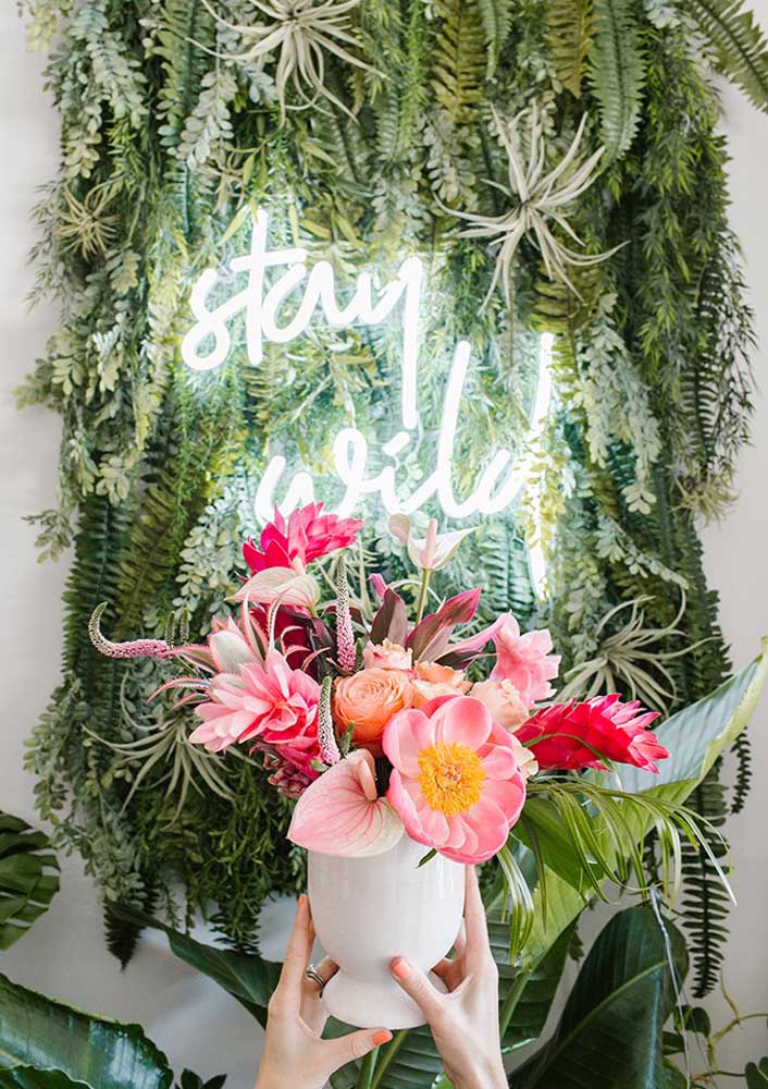 Neon and flowers: a great choice for wedding decorations