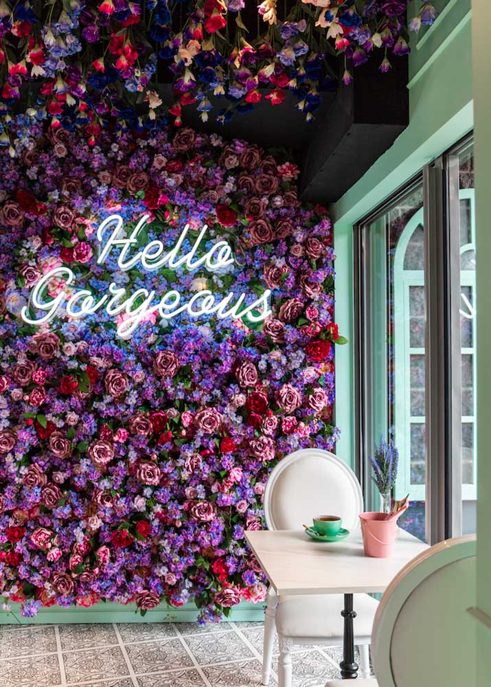The neon sign managed to make the flower wall even more beautiful