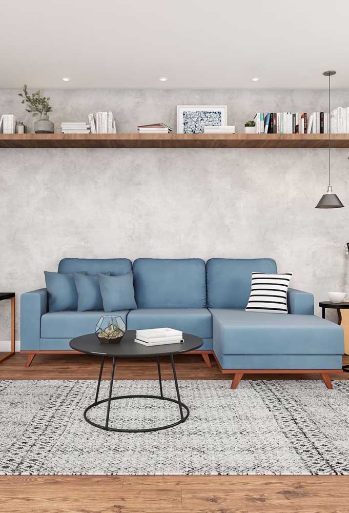 Blue jeans sofa with chaise: this shade of blue is part of a pastel palette and, therefore, welcomes cushions in different shades, such as the striped one