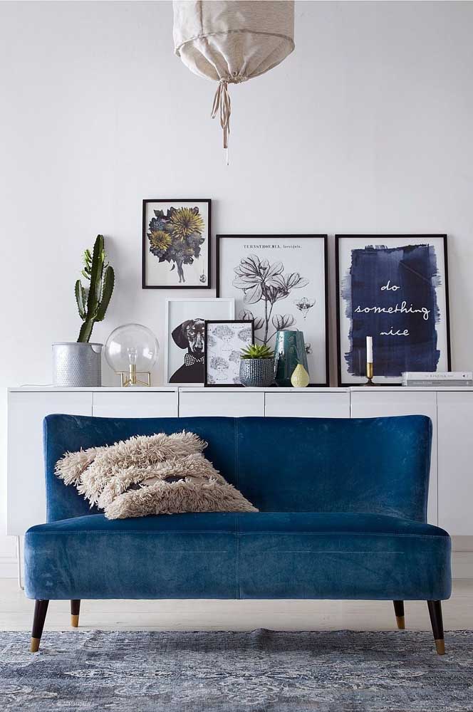 Perfect for more classic environments, the royal blue armless and velvet sofa ensured more elegance to the space