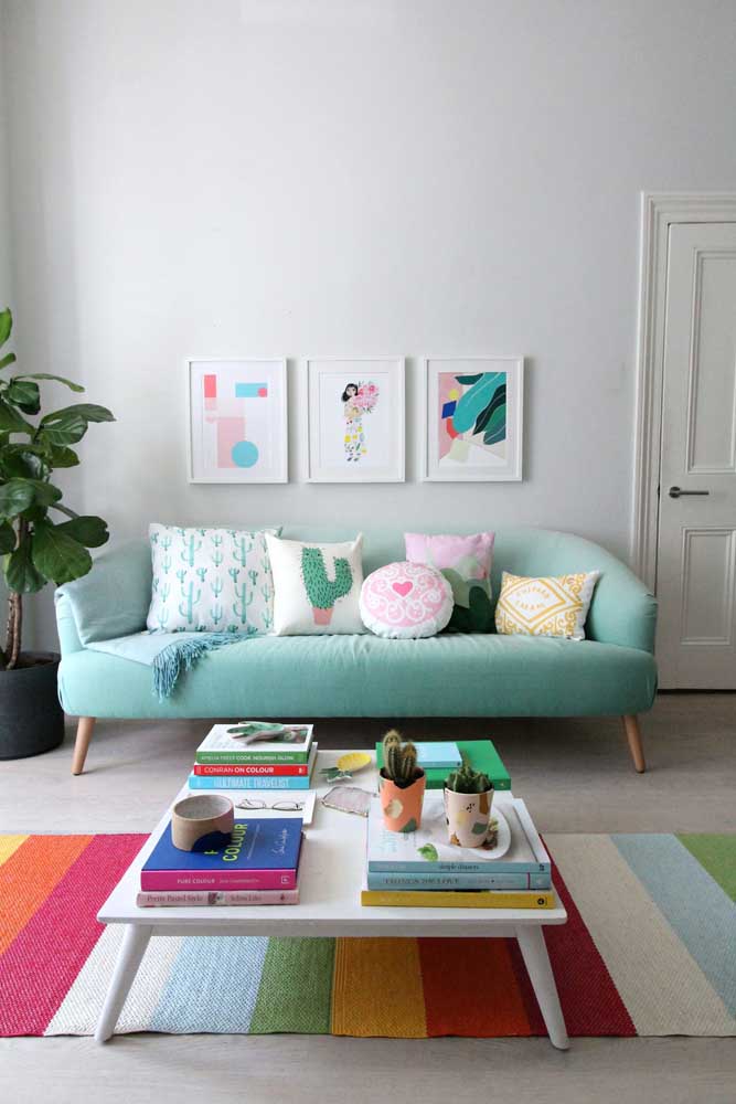 The oil blue sofa combines in this room with the pieces in earthy tones 