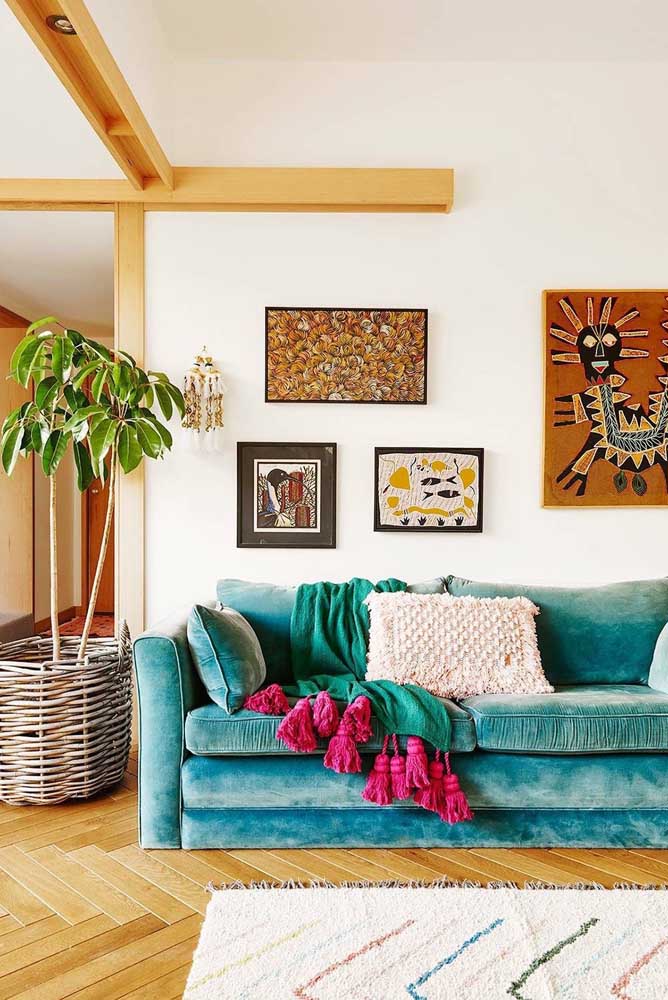 The super inviting living room became even more beautiful with the choice of the turquoise blue velvet sofa