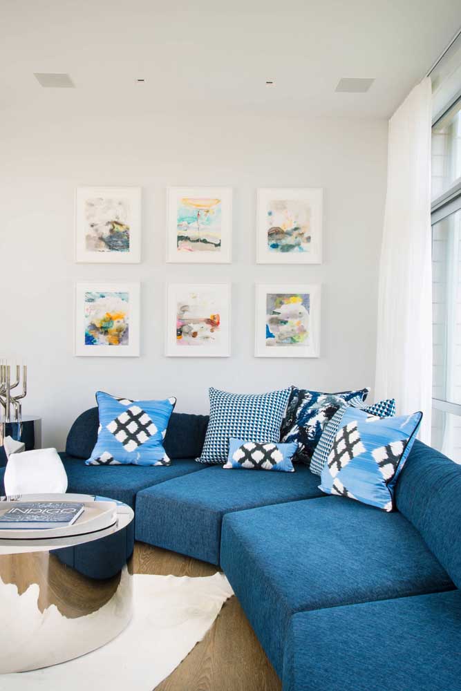Blue corner sofa with cushions in shades of blue and white: beauty, comfort and functionality in the right size
