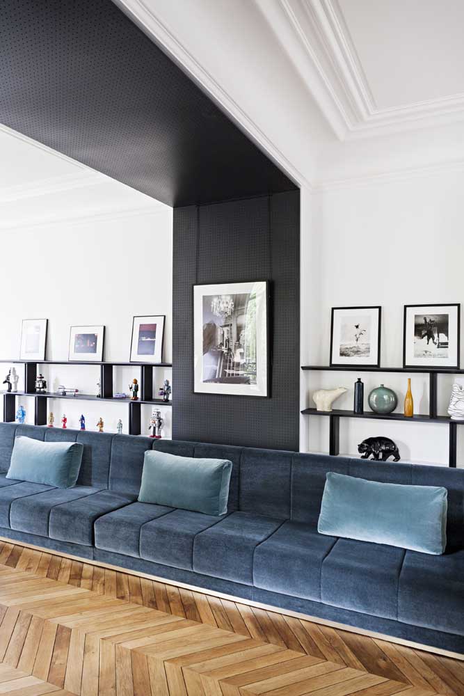 The modular blue oil sofa accompanies the entire length of the living room