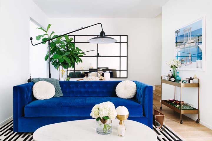 Even though small, this living room was not shy about using a royal blue sofa full of presence