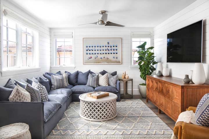 The gray-blue corner sofa optimizes the living room space