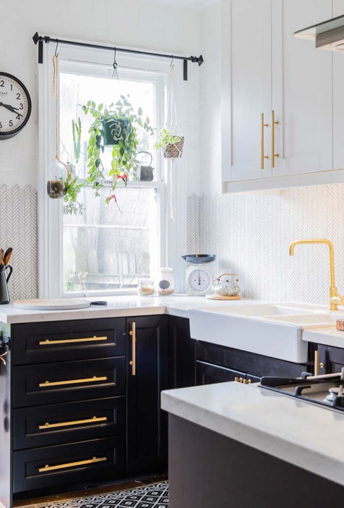 Black and white kitchen with luxurious details