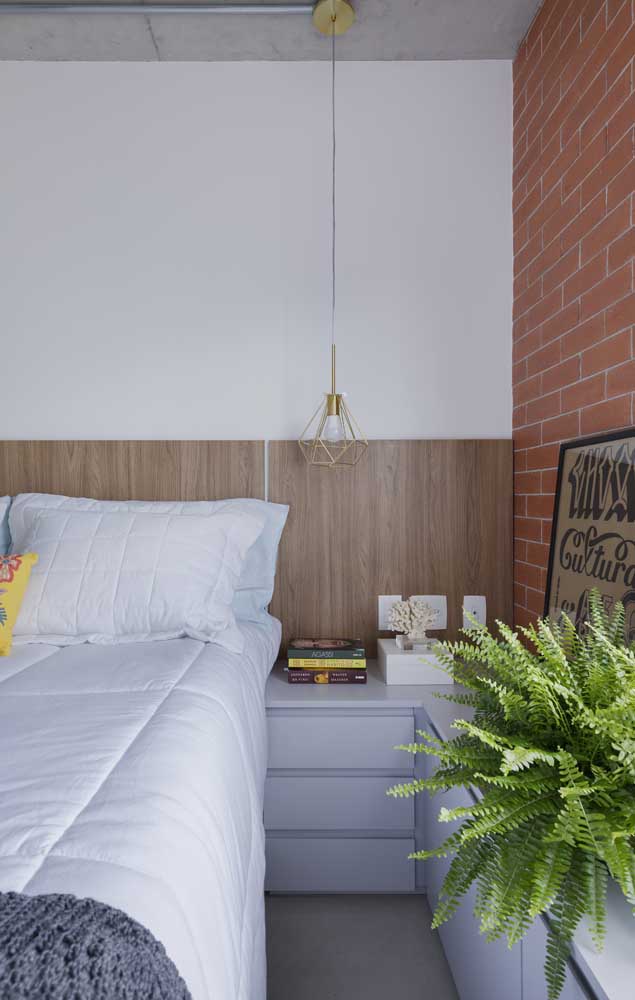 The industrial style is also present in this small double room; highlight to the fern bringing green to the environment