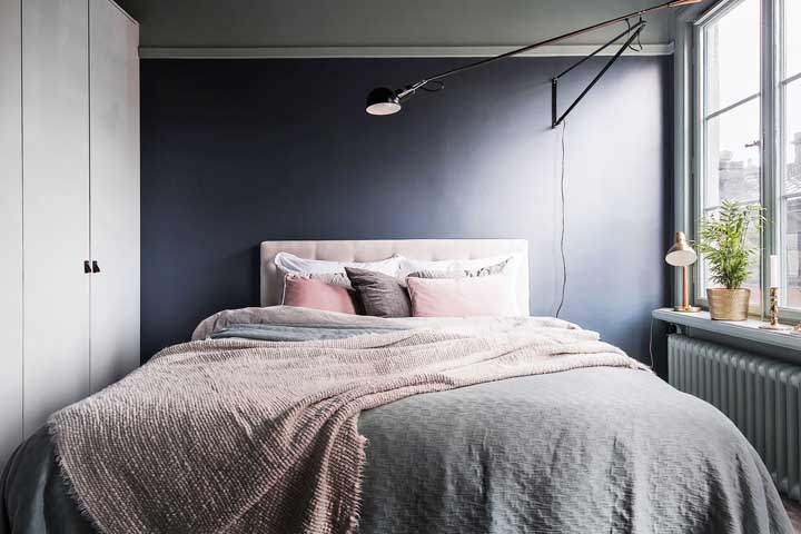 For those who prefer something cleaner, but with a touch of trend, it is worth betting on an oil blue wall in the room