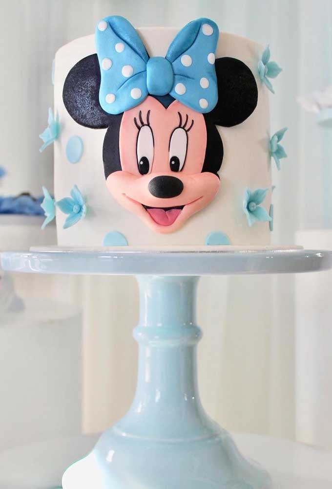 How about using blue in Minnie's cake decoration?