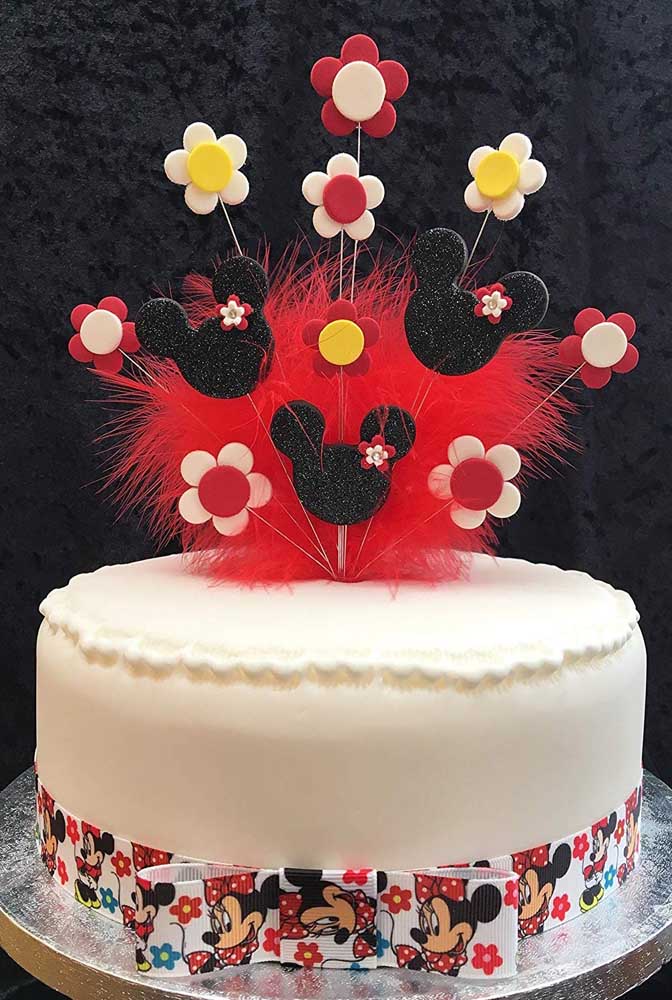 Simple Minnie cake decorated with toppers