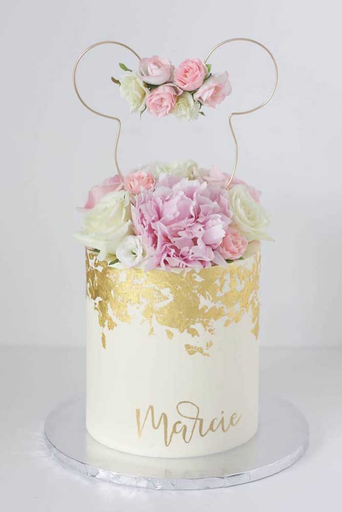 Flowers are very welcome in Minnie's cake decoration
