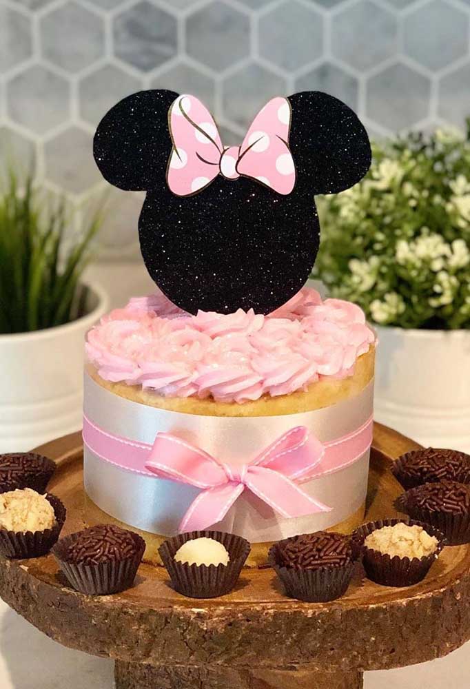 How about a satin ribbon to decorate Minnie's cake?