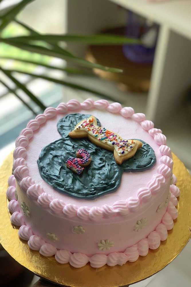 Minnie cake decorated with pink whipped cream