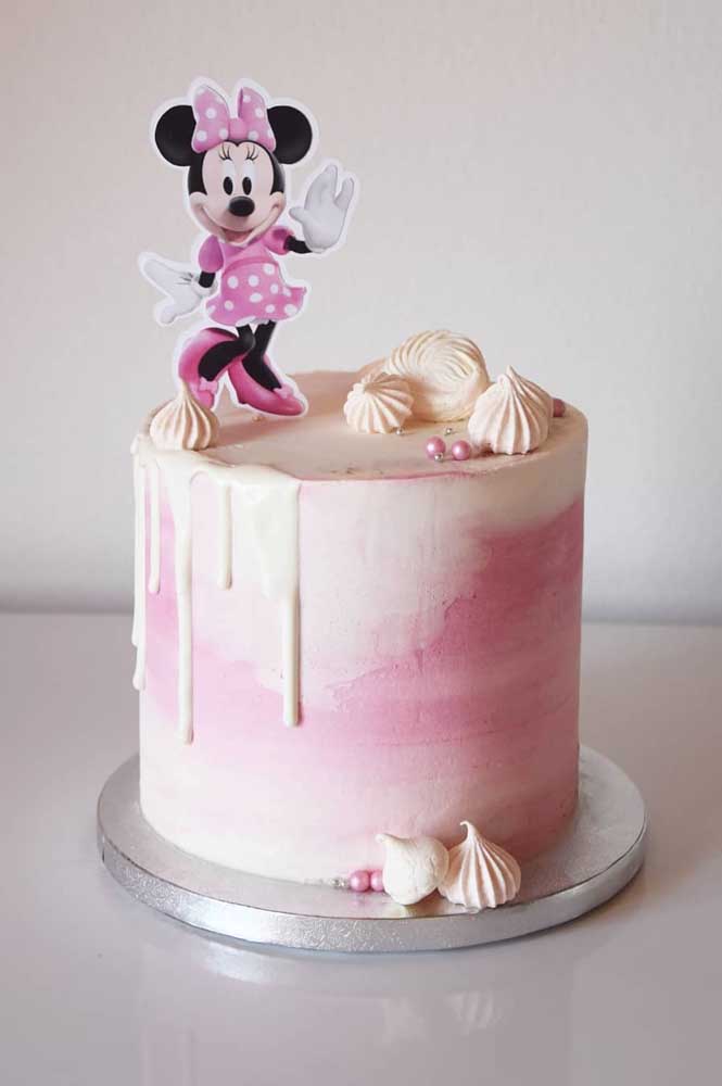 Minnie cake spatulated in white and pink. The character's toten decorates the top