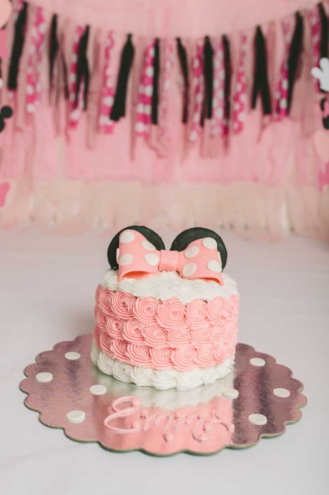 Minnie cake with whipped cream. At the top, the bow and the unmistakable ears 