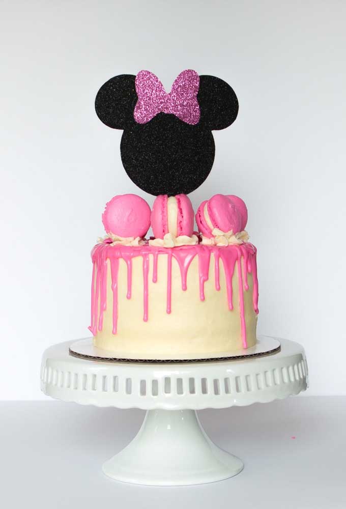 Minnie cake with white chocolate icing and macarons, did you like it?