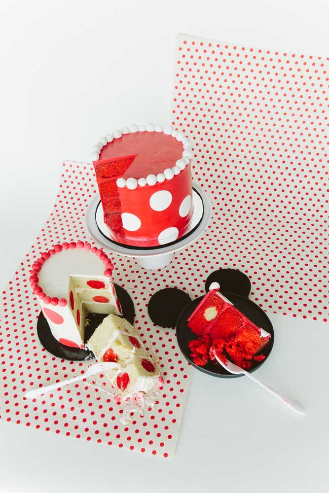 And look at this other inspiration here: Minnie's cake is decorated inside and out