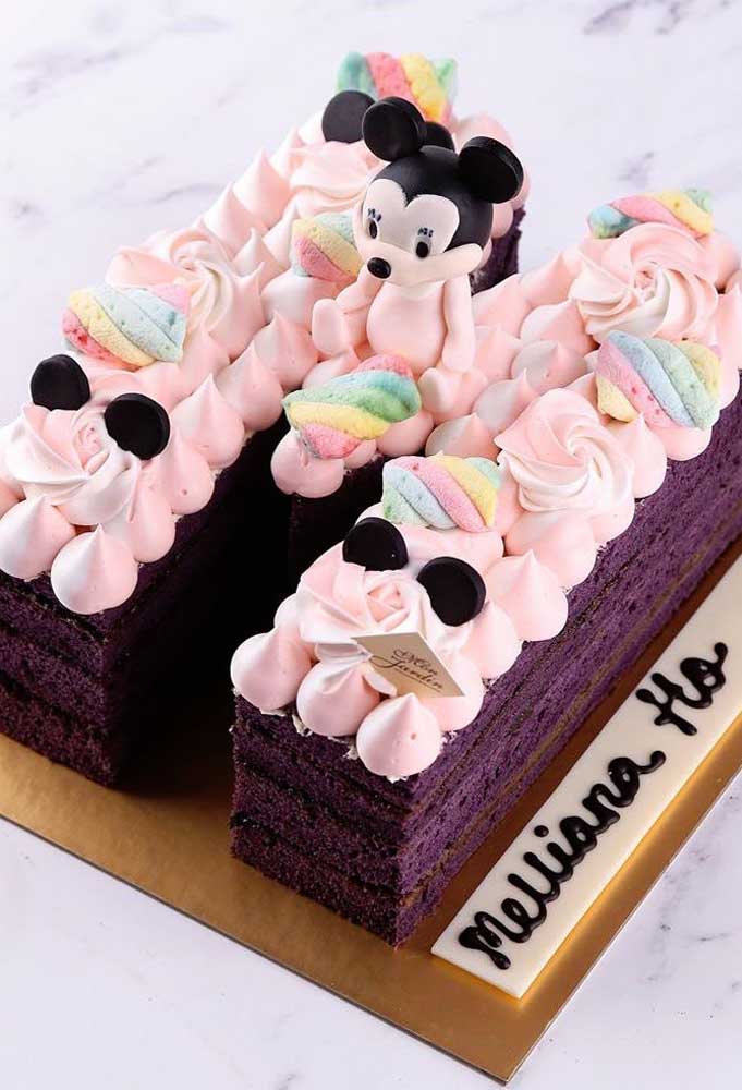 Minnie cake decorated with sighs and marshmallows 