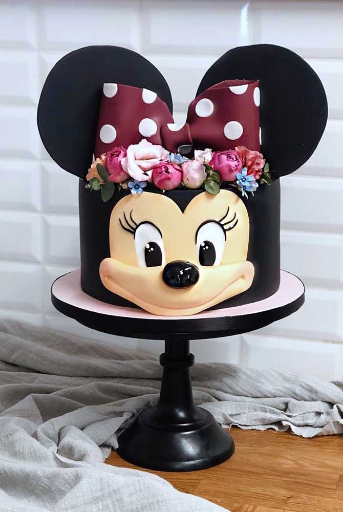 Black Minnie cake decorated with flowers