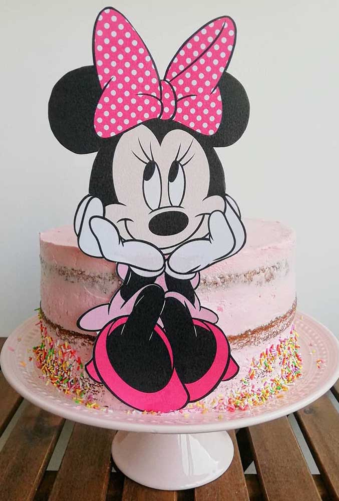 Minnie cake round and spatulated. For decoration, a totem and colorful confectionery