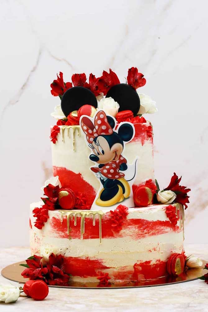 The character's red appears in this cake in the flowers, the whipped cream and the sweets
