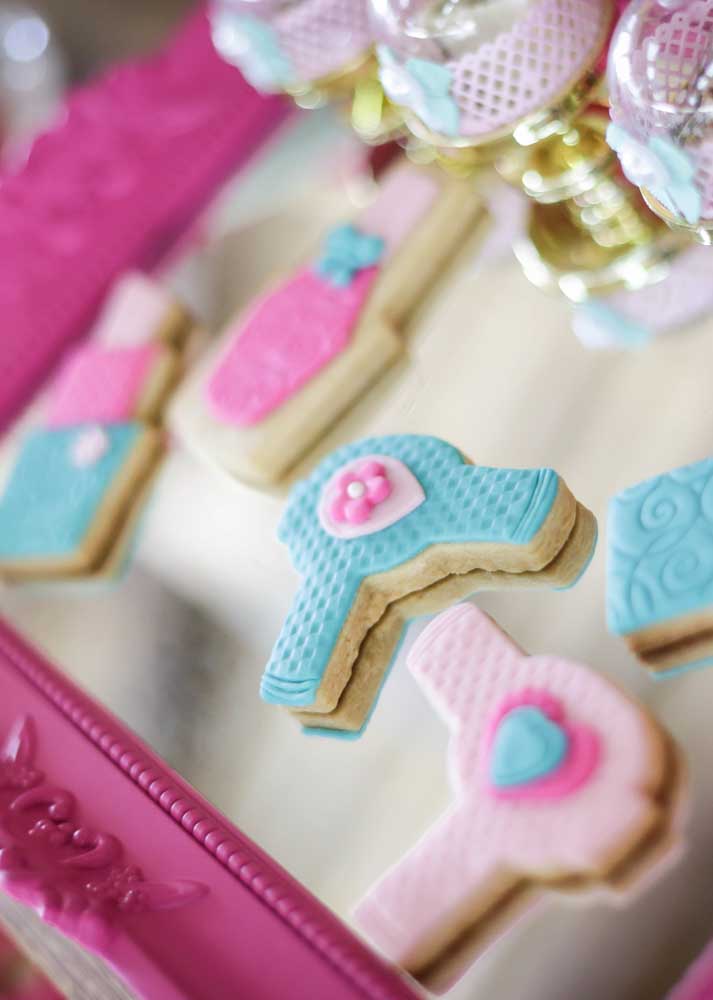 Biscuits shaped like beauty accessories. Very cute!