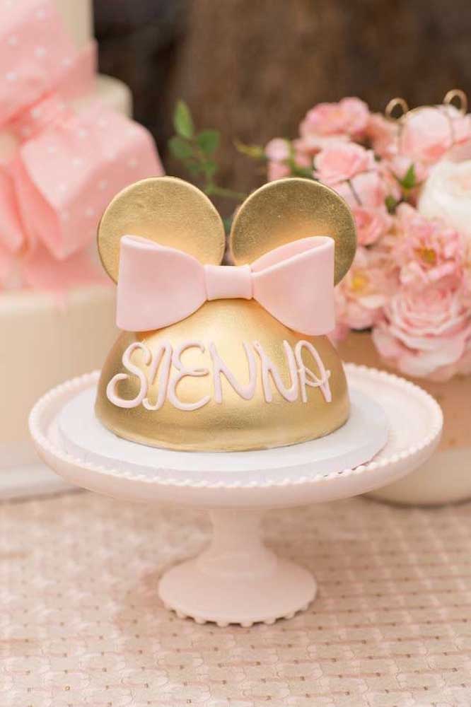 Round Minnie cake with the character shape. Highlight for the golden tone used along with the rose