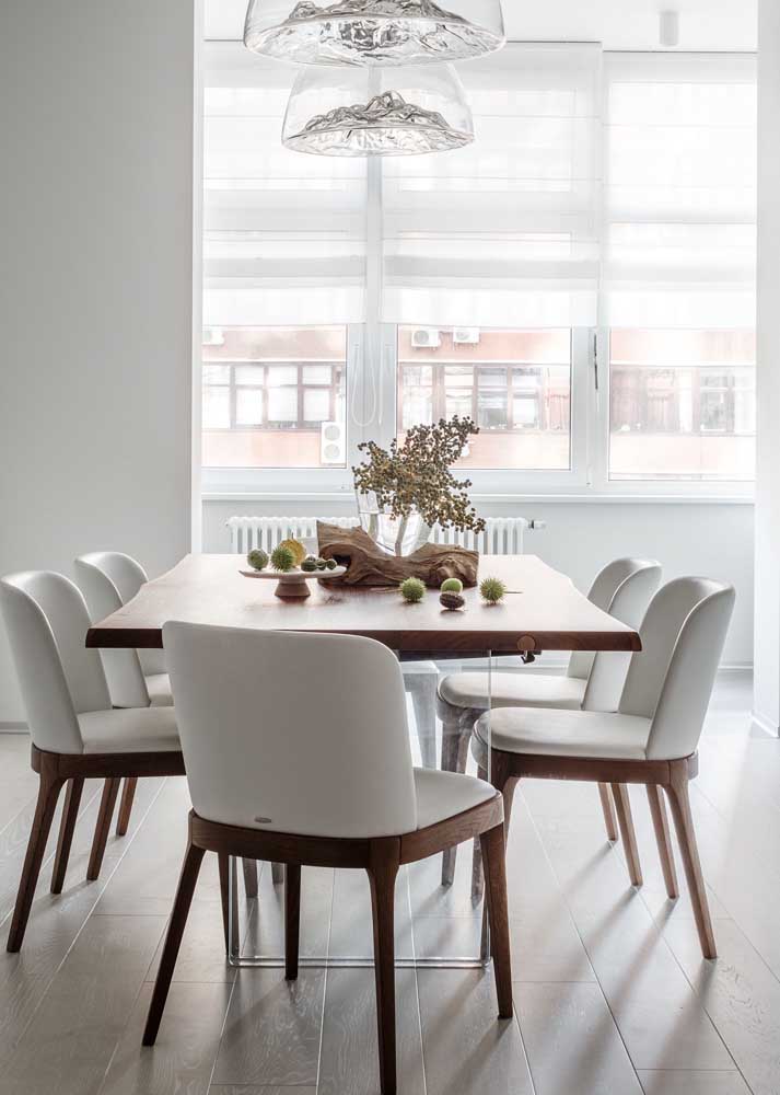Opção super elegante de mesa para sala de jantar: tampo de madeira e base de vidro