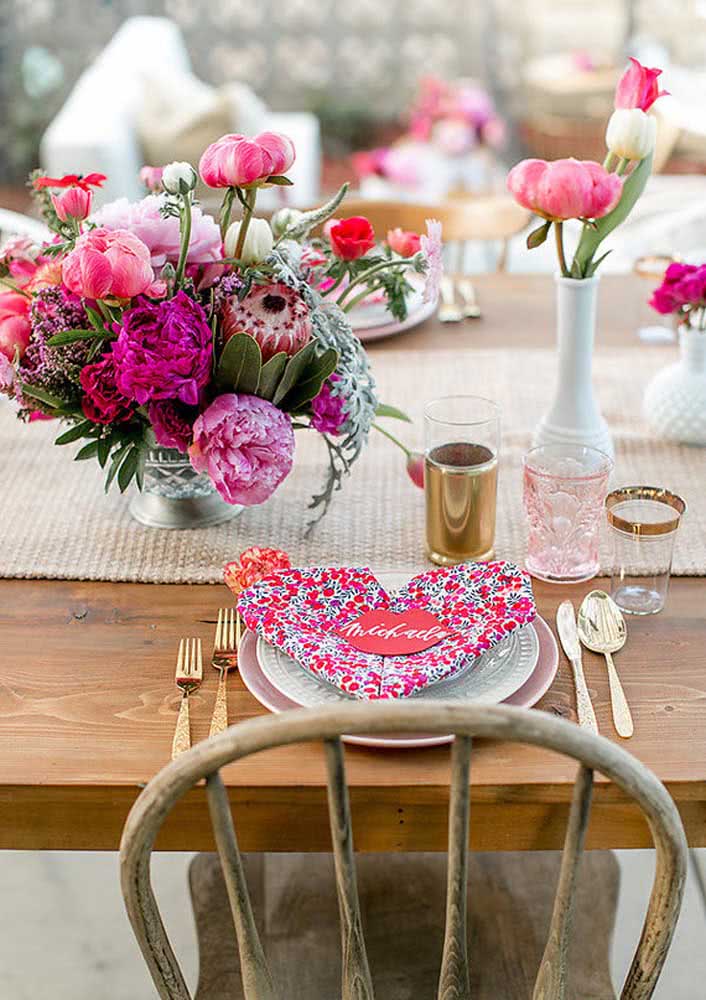 Mesa posta para o jantar romântico em tons de rosa
