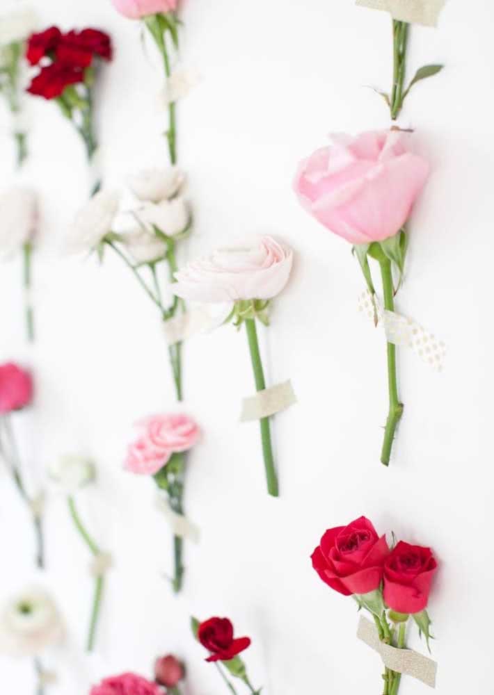 Flores na parede: clima delicado e romântico 