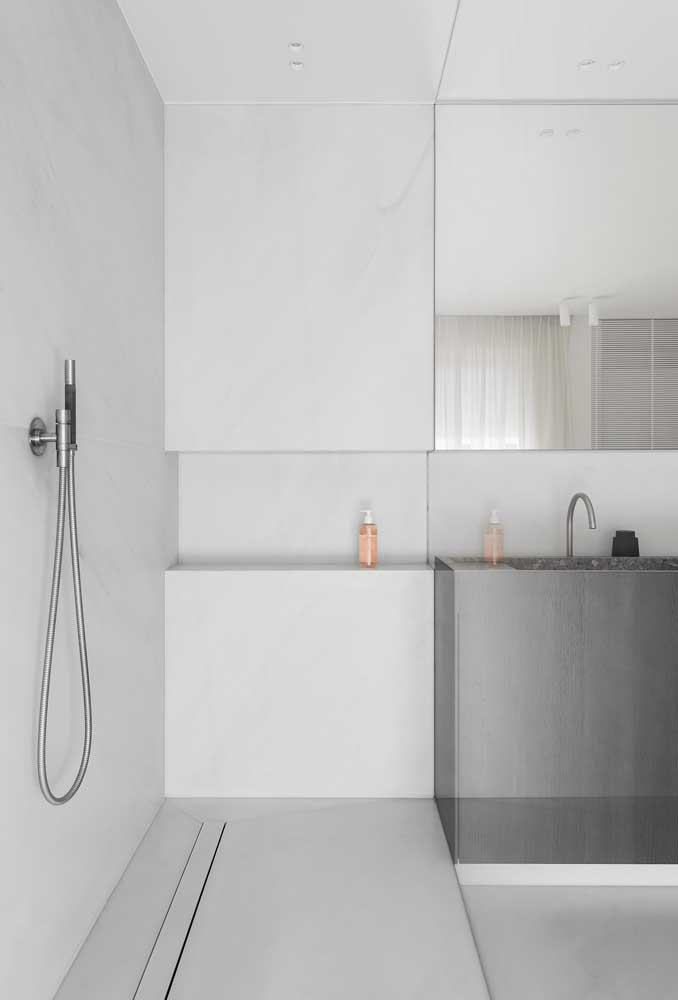 Banheiro clean e moderno em tons de Off White combinados com o gabinete cinza
