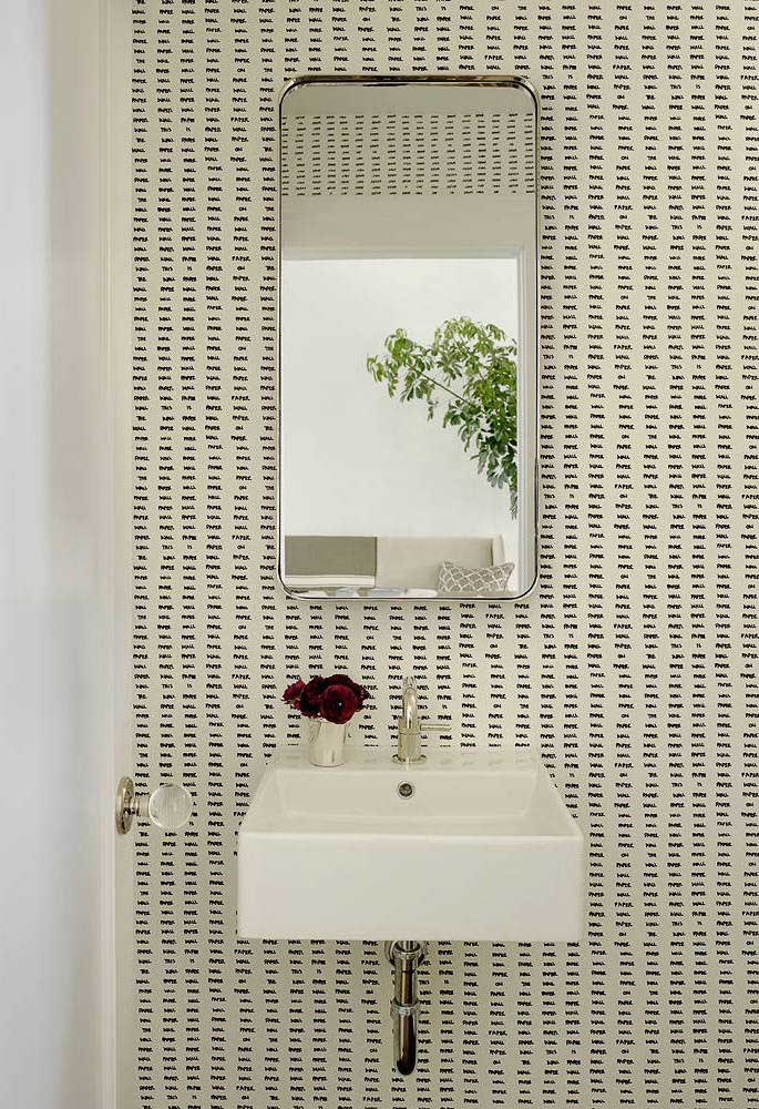 Banheiro simples, mas valorizado pelo uso do papel de parede Off White