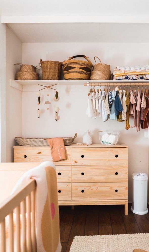 Cômoda para quarto de bebê em tom de madeira clara. Uma linda opção para o branco