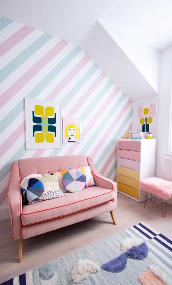 Cômoda para quarto infantil colorida seguindo o mesmo estilo decorativo do ambiente