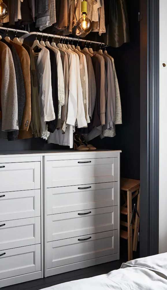 Outra boa ideia para você usar a cômoda no quarto: dentro do closet!