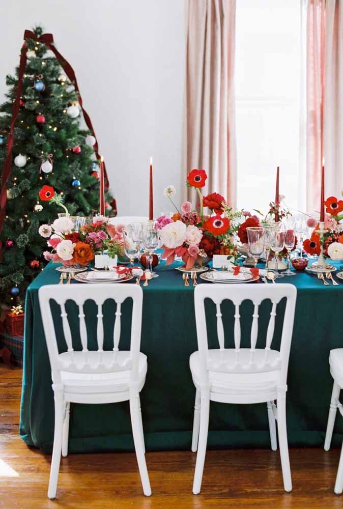 Os arranjos florais e as velas dão um toque especial na decoração de mesa de natal