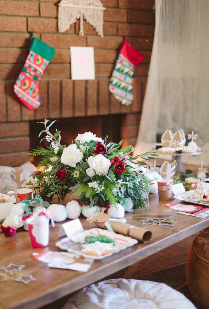 Aposte em um belo arranjo de mesa para fazer uma mesa de natal simples