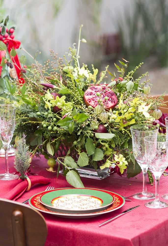 Um arranjo com frutas e folhas dá um toque especial para sua mesa de natal