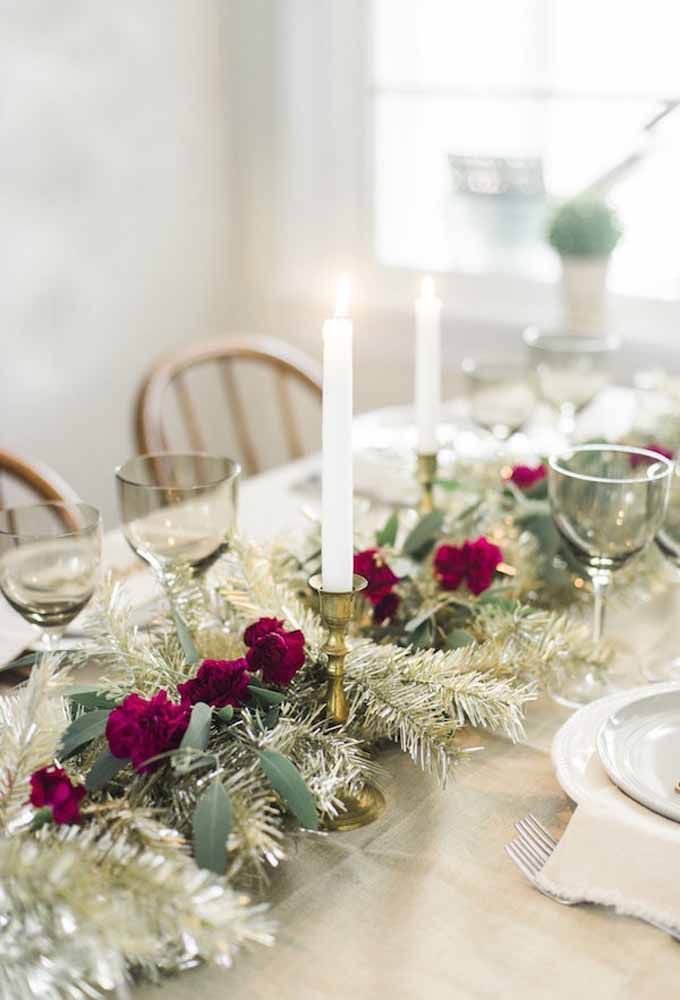 A vela branca tradicional sempre cai muito bem em uma mesa de natal