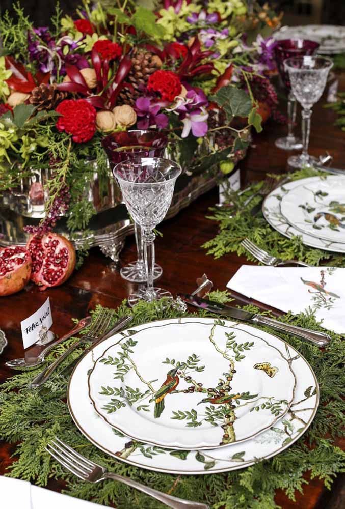 Os pratos com desenhos diferenciados deixa a mesa de Natal ainda mais charmosa