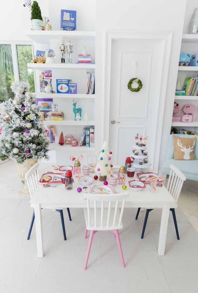 As crianças não podem ficar de fora da decoração de natal. Olha que linda essa mesa de natal preparada exclusivamente para elas?