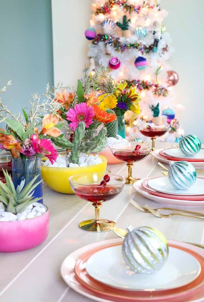 Aposte na variedade de flores coloridas para decorar a sua mesa de natal