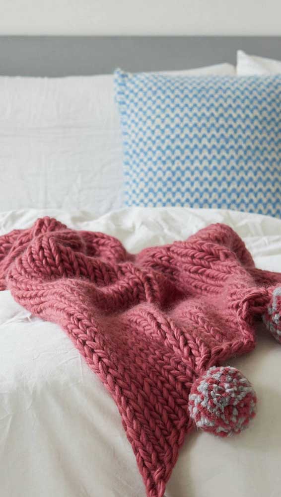 Manta de crochê vermelha com pompon: um convite para ficar na cama por mais tempo