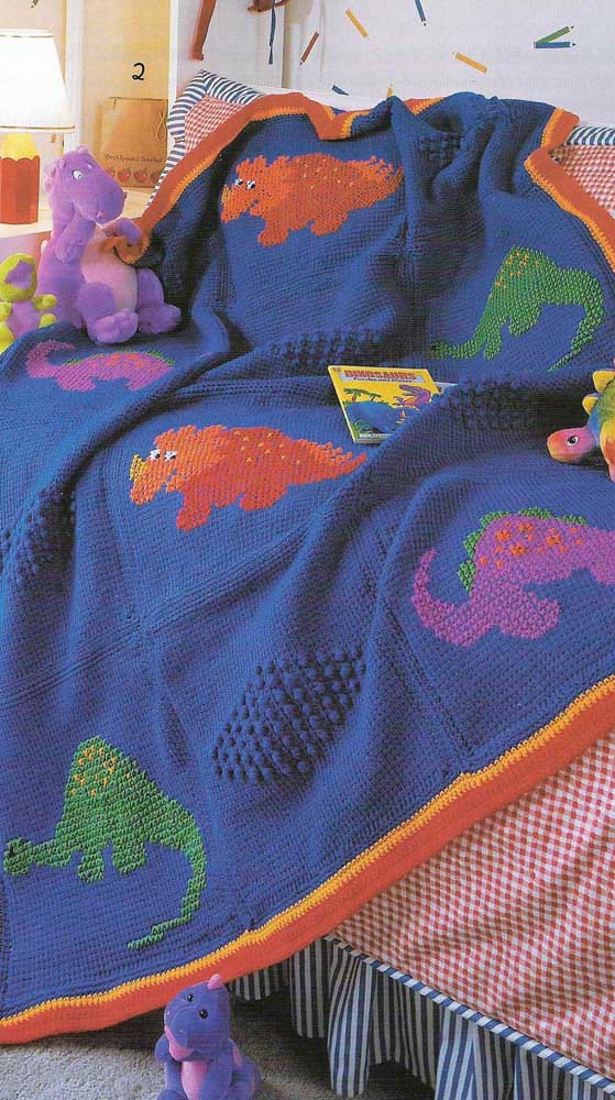 E que tal decorar a manta de crochê infantil com dinossauros coloridos?