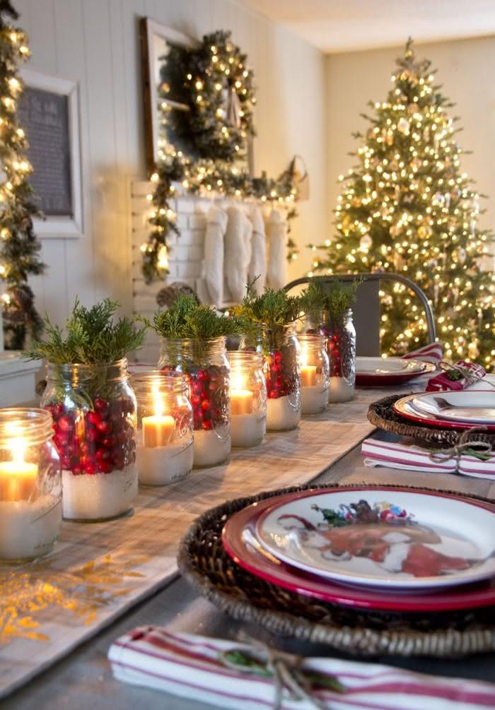 Mesa de Natal com potes de vidro decorados
