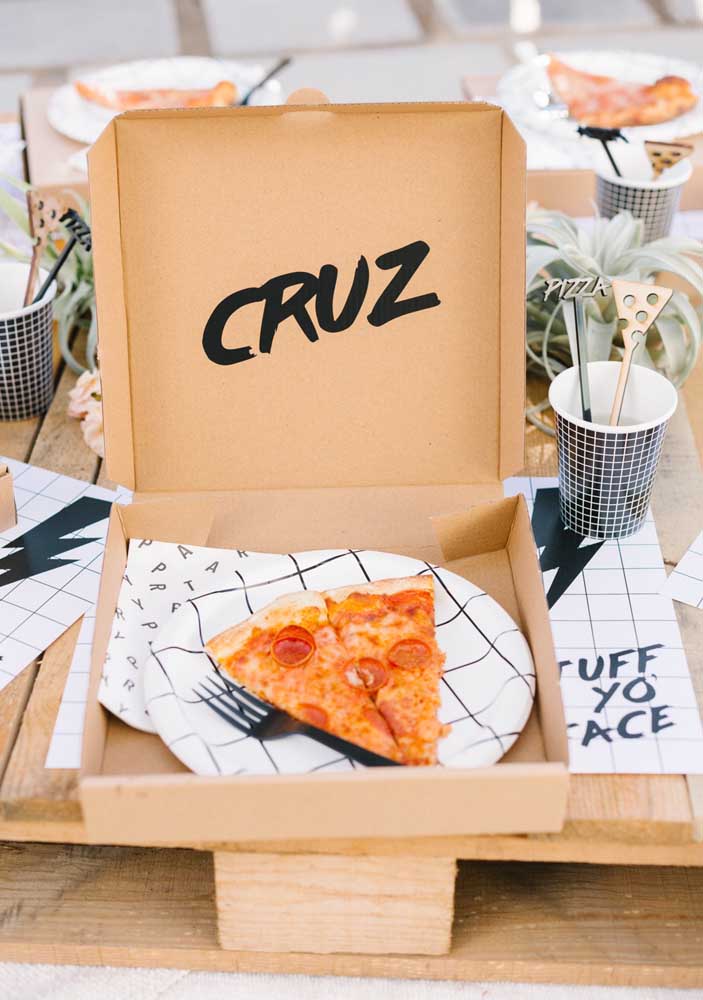 Que tal uma caixa de pizza para cada convidado? Você pode personalizar do jeito que preferir