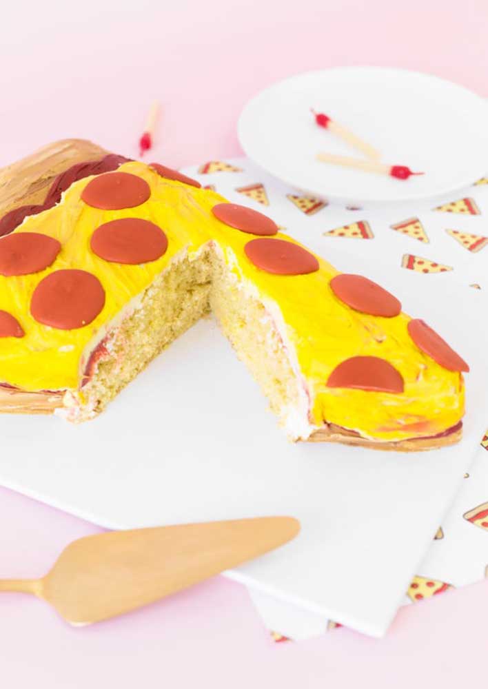É claro que o bolo teria formato de pizza!
