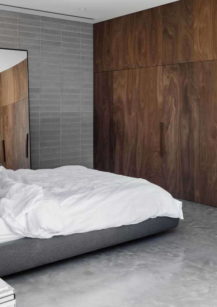 Guarda-roupa de casal de madeira para um quarto sóbrio e elegante
