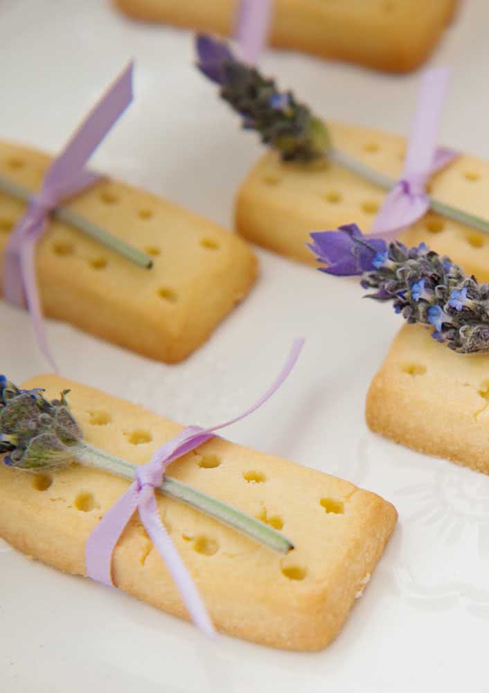 Que mimo esses biscoitinhos com raminhos de lavanda!